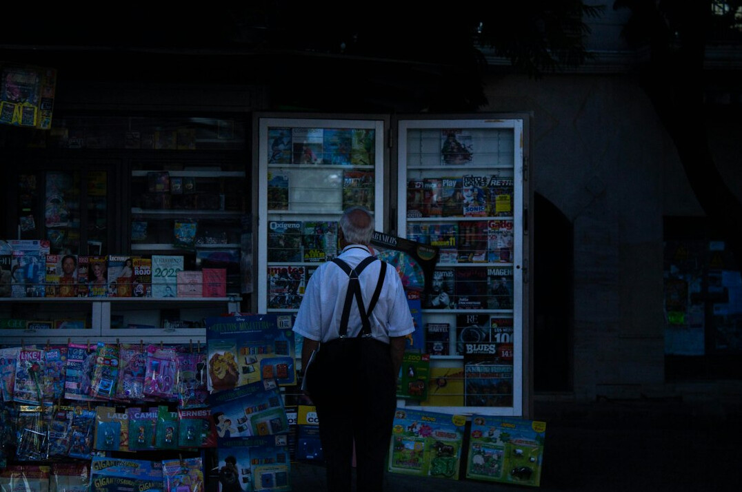 store detective watching shoplifters